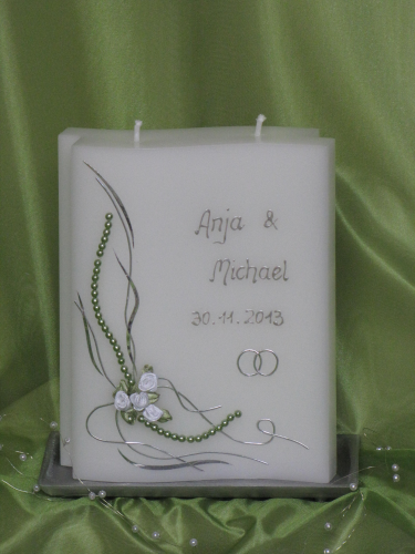 besondere Hochzeitskerze mit Perlen und Rosen